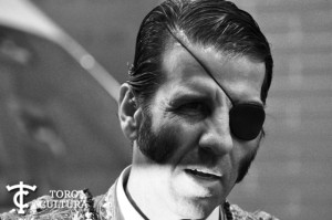 Padilla liándose el capote de paseo en Logroño.