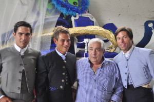 Luis Mari López, empresario, con los toreros.